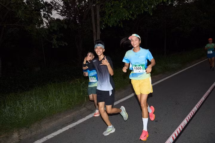 Bên cạnh thời trang, H’Hen Niê hiện đang tập trung cho nhiều hoạt động về cộng đồng. Cùng với gần 7 ha rừng đã trồng được và 7 thư viện thân thiện đã được xây, H’Hen Niê đang đồng hành cùng một giải chạy để xây dựng 2 thư viện thân thiện tại Ninh Thuận, dự kiến khánh thành vào dịp năm học 2024 - 2025.