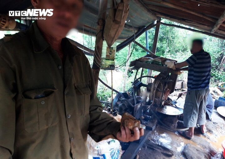 Hiện lán trại nơi ông Lâm Văn Xếp nghiền đá đãi vàng đã được chính quyền huyện Đắk Tô tháo dỡ. Hiện lán trại nơi ông Lâm Văn Xếp nghiền đá đãi vàng đã được chính quyền huyện Đắk Tô tháo dỡ.