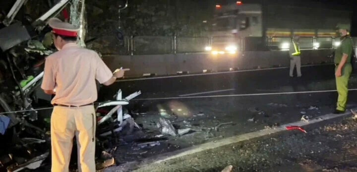 Lực lượng chức năng khám nghiệm hiện trường. (Ảnh: DT)