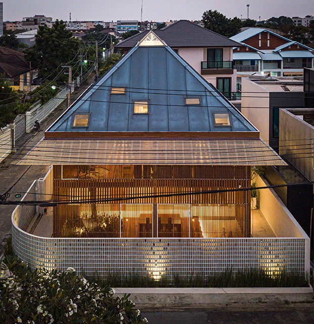 Ngôi nhà hai tầng này nằm giữa một khu dân cư đông đúc. Do đó, chủ nhà mong muốn khu sinh hoạt có mức độ riêng tư cao nhưng vẫn giữ kết nối với thiên nhiên bên ngoài. Ngôi nhà hai tầng này nằm giữa một khu dân cư đông đúc. Do đó, chủ nhà mong muốn khu sinh hoạt có mức độ riêng tư cao nhưng vẫn giữ kết nối với thiên nhiên bên ngoài.