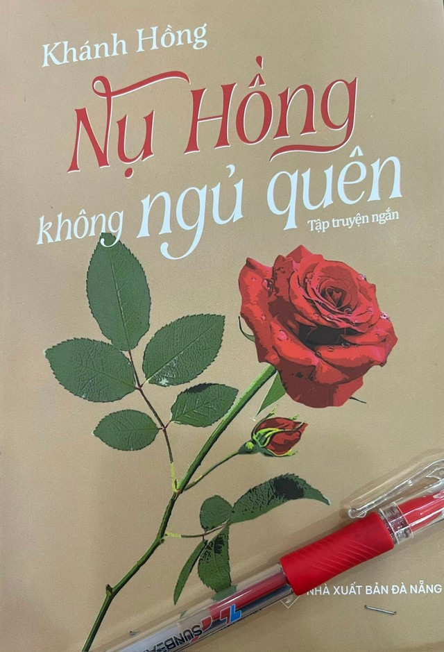 Bìa tập truyện ngắn “Nụ hồng không ngủ quên” Bìa tập truyện ngắn “Nụ hồng không ngủ quên”