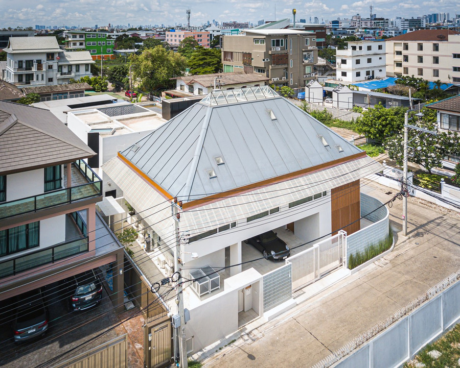 Trên diện tích đất hạn chế, các kiến trúc sư đã cố gắng tận dụng không gian một cách hiệu quả bằng cách mở rộng mặt sàn tầng hai - tăng diện tích khu vực sinh hoạt chính. Trên diện tích đất hạn chế, các kiến trúc sư đã cố gắng tận dụng không gian một cách hiệu quả bằng cách mở rộng mặt sàn tầng hai - tăng diện tích khu vực sinh hoạt chính.