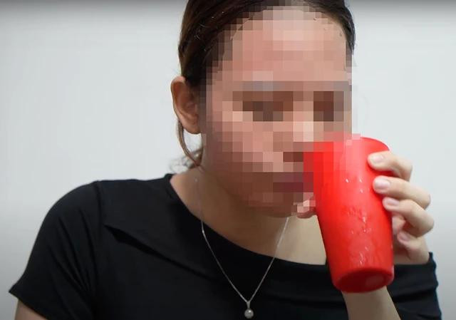 B.M phải gọi nước giải khát có ga để uống trong thử thách ăn hết 8 tô súp cua trong 80 phút