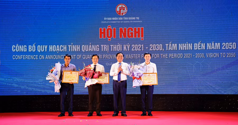 Chủ tịch UBND tỉnh Võ Văn Hưng tặng bằng khen cho các tổ chức, cá nhân có nhiều thành tích trong công tác lập quy hoạch tỉnh - Ảnh: Lê An