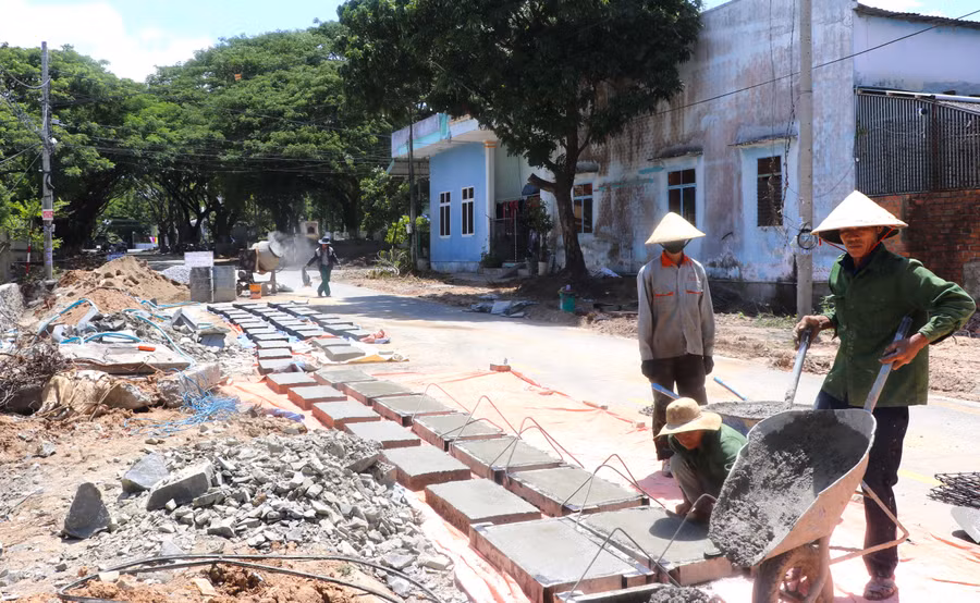 Thị xã An Khê đầu tư xây dựng hệ thống mương thoát nước đường Lê Hồng Phong (phường Tây Sơn) góp phần duy trì, nâng cao chất lượng các tiêu chí xây dựng phường đạt chuẩn đô thị văn minh. Ảnh: N.M