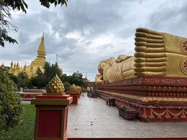 Tượng Phật nằm ở Thạt Luổng.