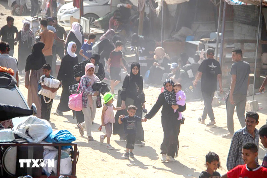 Người dân Palestine sơ tán để tránh xung đột tại Khan Younis, Dải Gaza ngày 2-7. Ảnh: TTXVN