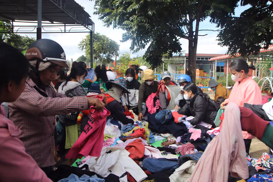Người dân hào hứng lựa quần áo tại "Gian hàng 0 đồng"
