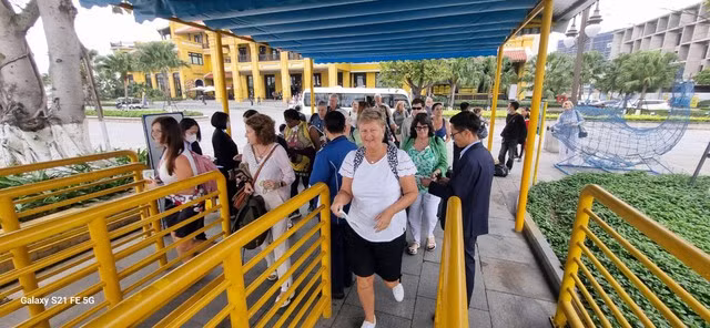 Khách du lịch tham quan vịnh Hạ Long ngày càng đông hơn