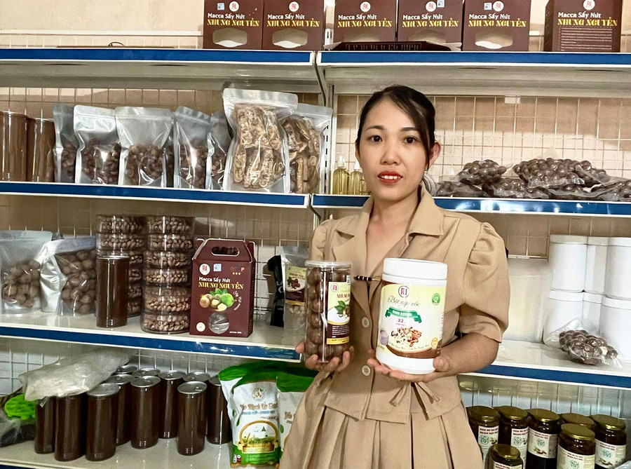 Vợ chồng chị Nguyễn Thị Nhung khởi nghiệp thành công từ việc chế biến hạt mắc ca. Ảnh: M.P Vợ chồng chị Nguyễn Thị Nhung khởi nghiệp thành công từ việc chế biến hạt mắc ca. Ảnh: M.P