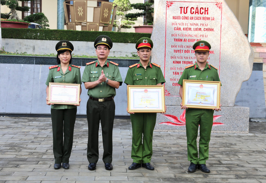 Đại tá Phạm Hữu Trường-Phó Giám đốc Công an tỉnh trao bằng khen cho 3 cá nhân có thành tích xuất sắc trong công tác, chiến đấu. Ảnh: Thúy Trinh Đại tá Phạm Hữu Trường-Phó Giám đốc Công an tỉnh trao bằng khen cho 3 cá nhân có thành tích xuất sắc trong công tác, chiến đấu. Ảnh: Thúy Trinh
