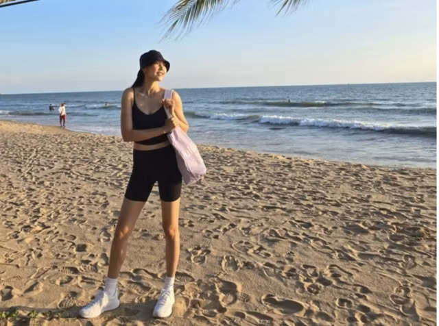 Han Hye-jin trên bãi biển Phú Quốc