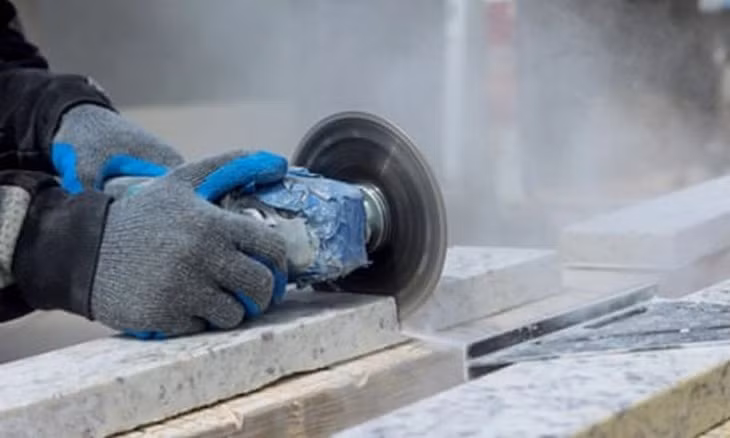 Đá nhân tạo thải ra bụi silic khi cắt là nguyên nhân gây ra các bệnh chết người. Ảnh: Getty Images