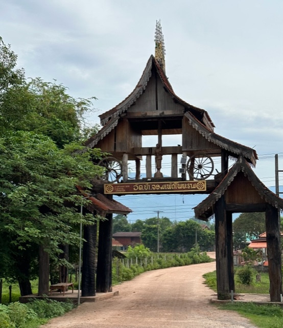 Cổng làng ở Bolikhamsay. Cổng làng ở Bolikhamsay.