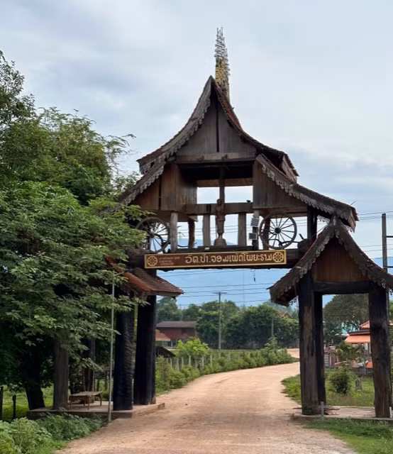Cổng làng ở Bolikhamsay.