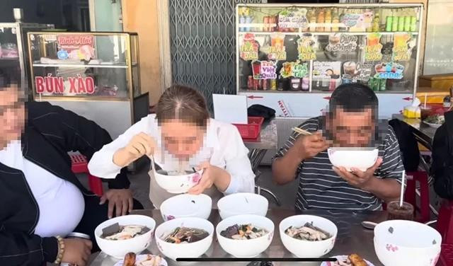 B.M (giữa) thi ăn với một mukbanger lớn tuổi ở miền Tây