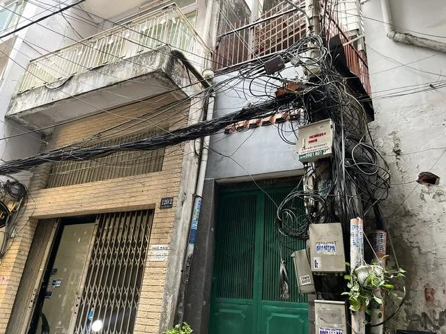 Những cột điện phía trong hẻm "cõng" rất nhiều loại dây điện, cáp truyền hình, internet Những cột điện phía trong hẻm "cõng" rất nhiều loại dây điện, cáp truyền hình, internet