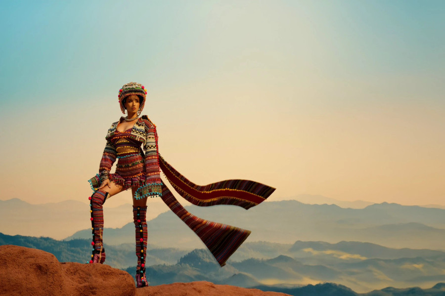 Bộ trang phục có phần nón được đính kết các chi tiết tua rua bắt mắt, phần tà được làm dài sang hai bên tạo cảm giác cân đối cho người mặc. Thêm vào đó, phần giày được làm ton-sur-ton với cả bộ trang phục giúp tạo nên tổng thể hài hoà. Ngoài ra, những chi tiết cắt xẻ táo bạo được nhà thiết kế chú trọng nhằm giúp người đẹp Việt khoe trọn vóc dáng nóng bỏng trên sân khấu Hoa hậu Siêu quốc gia.