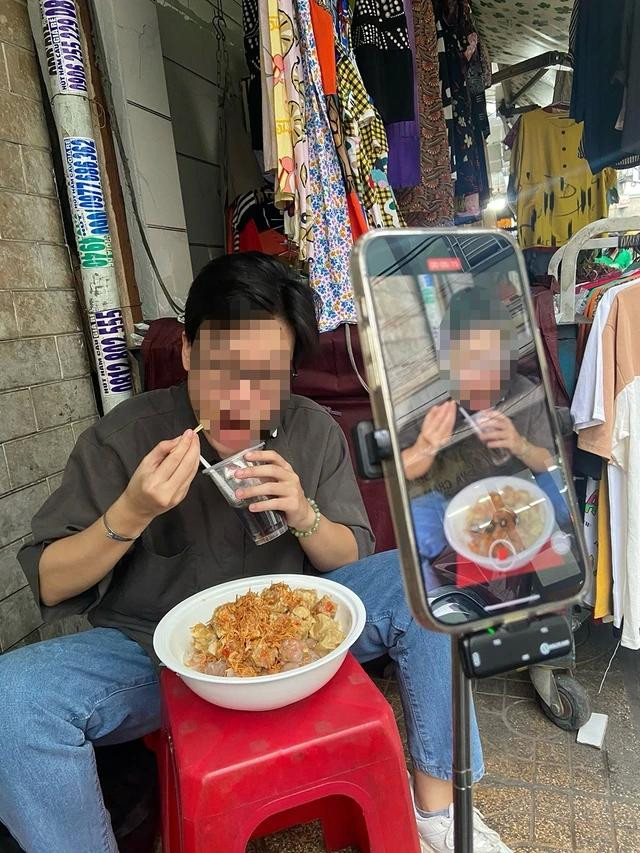 H. có duyên với mukbang nhưng không muốn làm mất đi hình ảnh vì ăn uống quá lố H. có duyên với mukbang nhưng không muốn làm mất đi hình ảnh vì ăn uống quá lố