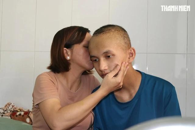 Di chứng ung thư khiến Giàu khó nói chuyện và bị liệt nửa người Di chứng ung thư khiến Giàu khó nói chuyện và bị liệt nửa người