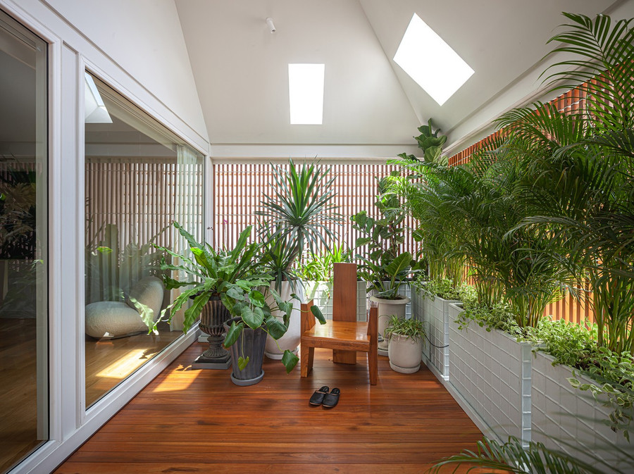 Các kiến trúc sư đã thiết kế trần dốc ở hai bên nhà để tăng sự riêng tư cho gia chủ. Các kiến trúc sư đã thiết kế trần dốc ở hai bên nhà để tăng sự riêng tư cho gia chủ.