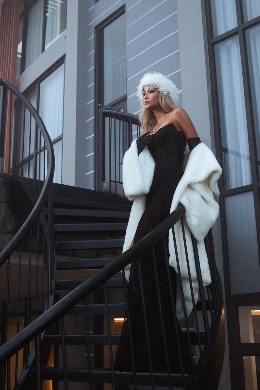 Bày tỏ thêm quan điểm về chuyện dao kéo, H'Hen Niê chia sẻ: “Đó là quyền riêng tư của mỗi người, tôi sẽ không nhận xét ủng hộ hay không ủng hộ. Miễn sao người đó cảm thấy vui và hạnh phúc với quyết định của họ, cảm thấy tự tin hơn là được. Đôi khi trong cuộc sống, được làm điều bản thân muốn cũng là một niềm vui” Bày tỏ thêm quan điểm về chuyện dao kéo, H'Hen Niê chia sẻ: “Đó là quyền riêng tư của mỗi người, tôi sẽ không nhận xét ủng hộ hay không ủng hộ. Miễn sao người đó cảm thấy vui và hạnh phúc với quyết định của họ, cảm thấy tự tin hơn là được. Đôi khi trong cuộc sống, được làm điều bản thân muốn cũng là một niềm vui”