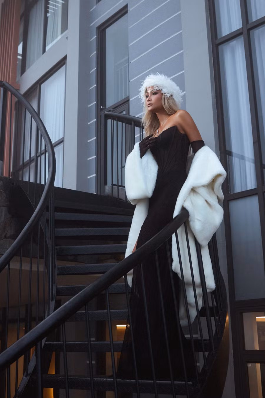 Bày tỏ thêm quan điểm về chuyện dao kéo, H'Hen Niê chia sẻ: “Đó là quyền riêng tư của mỗi người, tôi sẽ không nhận xét ủng hộ hay không ủng hộ. Miễn sao người đó cảm thấy vui và hạnh phúc với quyết định của họ, cảm thấy tự tin hơn là được. Đôi khi trong cuộc sống, được làm điều bản thân muốn cũng là một niềm vui”