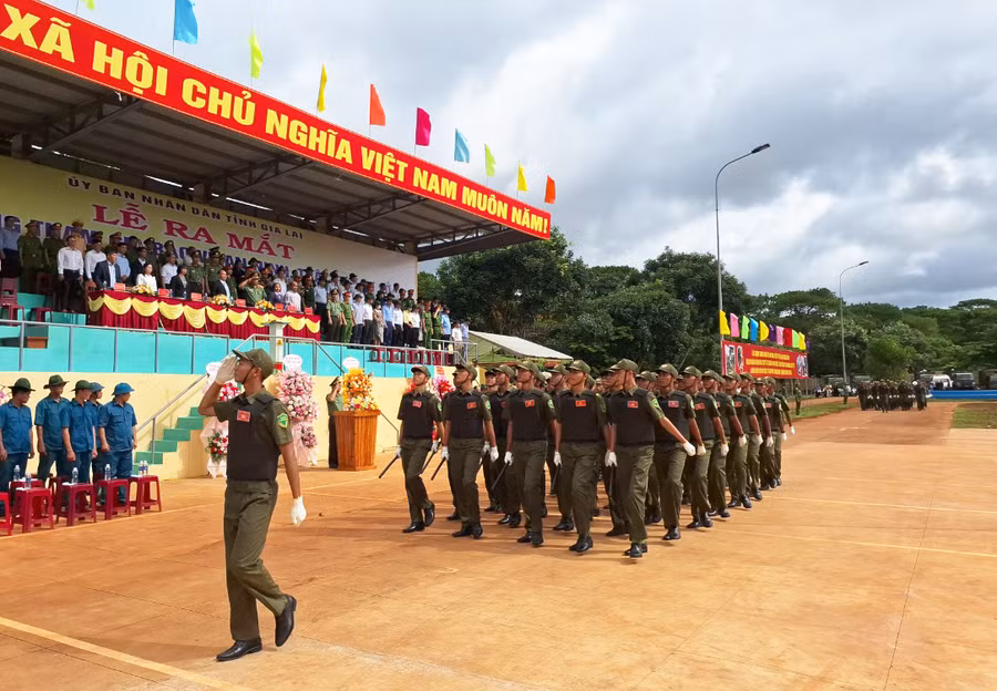 Đại diện lực lượng tham gia bảo vệ an ninh, trật tự ở cơ sở diễu binh tại lễ ra mắt. Ảnh: T.D