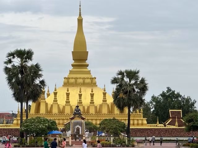 Thăm Thạt Luổng.