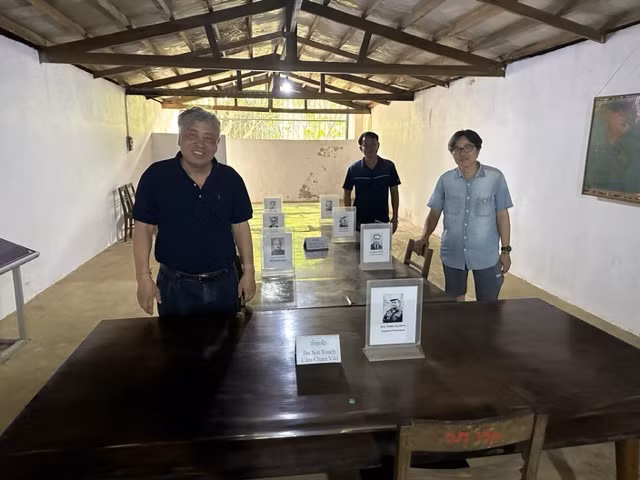 Phòng họp của các nhà lãnh đạo Lào trong lòng núi.