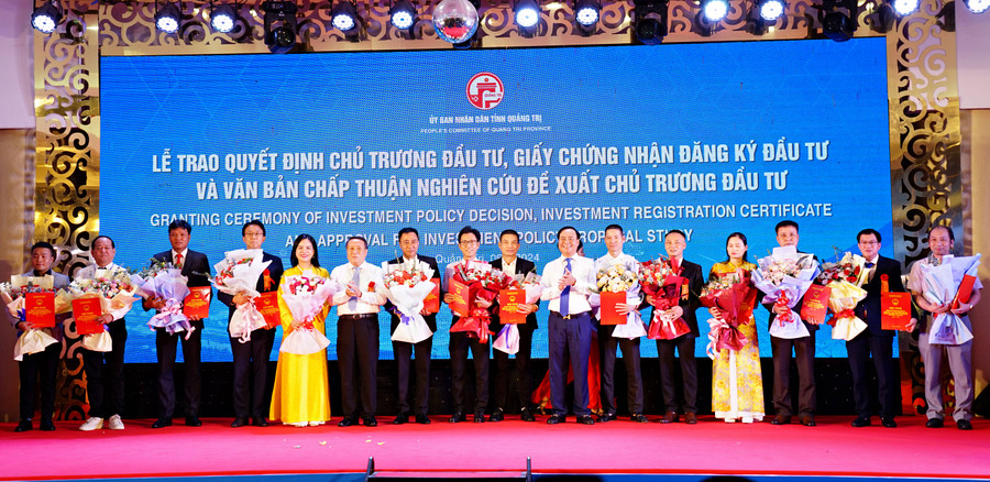 Chủ tịch UBND tỉnh Võ Văn Hưng và Phó Chủ tịch Thường trực UBND tỉnh Hà Sỹ Đồng trao giấy chứng nhận đầu tư cho các nhà đầu tư - Ảnh: Lê An Chủ tịch UBND tỉnh Võ Văn Hưng và Phó Chủ tịch Thường trực UBND tỉnh Hà Sỹ Đồng trao giấy chứng nhận đầu tư cho các nhà đầu tư - Ảnh: Lê An