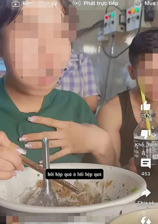 Một mukbanger ăn thử thách 2 tô bún sứa với mức thưởng 30 triệu đồng Một mukbanger ăn thử thách 2 tô bún sứa với mức thưởng 30 triệu đồng