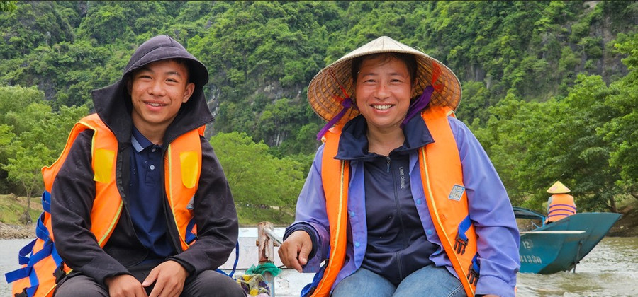 Người dân làm dịch vụ chèo đò đưa đón du khách vào tham quan động Phong Nha, Bố Trạch, Quảng Bình mừng vui khi rừng họ tham gia bảo vệ trong lâm phận của vườn thu về 20 tỷ đồng bán tín chỉ carbon. Ảnh: MINH PHONG