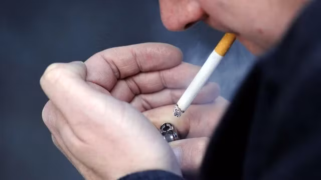 Giải pháp tối ưu để giảm nguy cơ mắc ung thư phổi là ngừng hút thuốc lá. Ảnh: Sky News