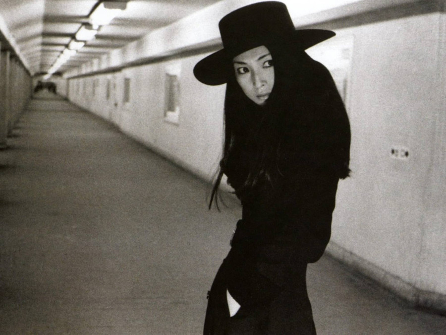 Meiko Kaji trông bí ẩn và u tối trong tạo hình nữ tù nhân bọ cạp.