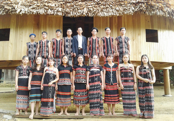 Người làng Aur vẫn giữ được nguyên bản nét văn hóa của dân tộc mình.