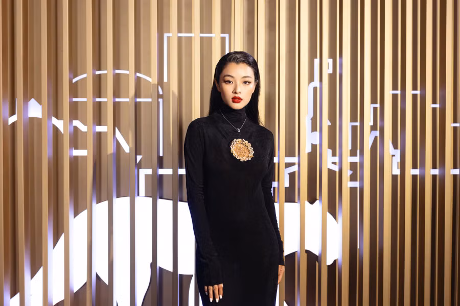 Lan Thy lựa chọn phong cách cổ điển với bộ đầm cổ lọ, kết hợp phụ kiện to bản và layout tóc slicked-back cá tính