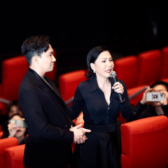 Hồng Đào lần đầu xem Mai dù góp mặt vai quan trọng trong phim.