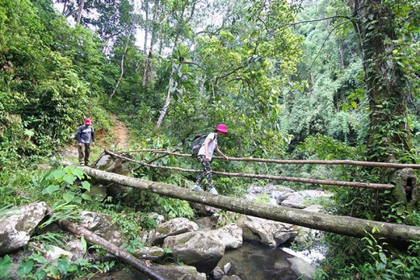 Giao thông cách trở đang là khó khăn lớn nhất với người làng.