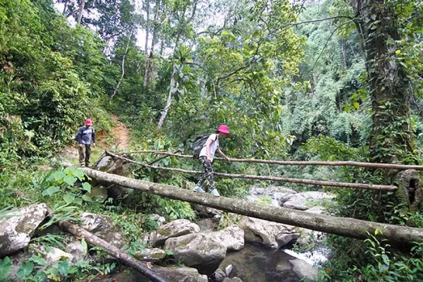 Giao thông cách trở đang là khó khăn lớn nhất với người làng.