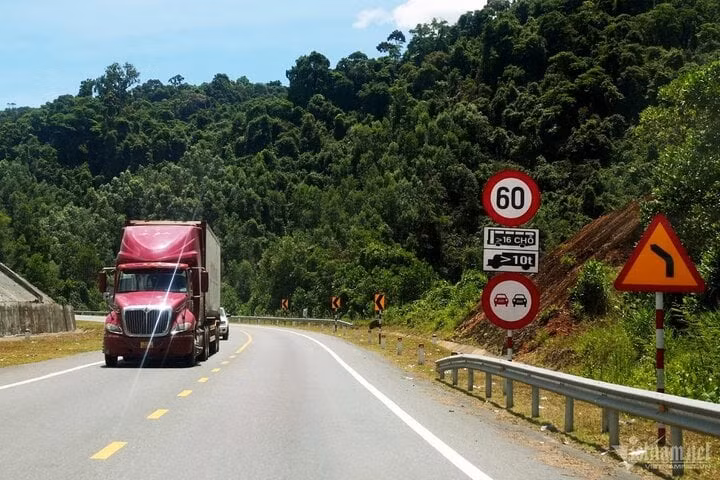 Cao tốc Cam Lộ - La Sơn với được thiết kế 2 làn xe, không dải phân cách cứng, từng xảy ra nhiều vụ tai nạn giao thông. (Ảnh: Duy Phạm).