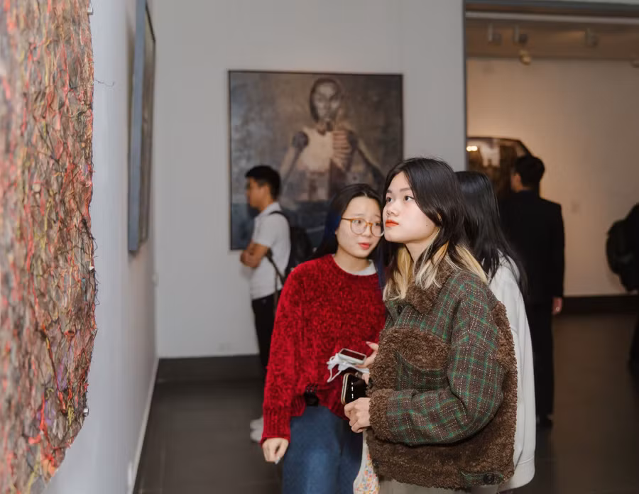 Công chúng chiêm ngưỡng 8 bức tranh thắng giải cùng các tác phẩm đặc sắc khác của cuộc thi. Các tác phẩm được lựa chọn đa dạng về hình thức thể hiện như phun sơn xịt trên nắp capo, sơn dầu trên canvas, cà vạt, sáp dầu, đục lỗ… truyền tải nhiều thông điệp sâu sắc về con người, văn hóa và xã hội đương đại. Công chúng chiêm ngưỡng 8 bức tranh thắng giải cùng các tác phẩm đặc sắc khác của cuộc thi. Các tác phẩm được lựa chọn đa dạng về hình thức thể hiện như phun sơn xịt trên nắp capo, sơn dầu trên canvas, cà vạt, sáp dầu, đục lỗ… truyền tải nhiều thông điệp sâu sắc về con người, văn hóa và xã hội đương đại.