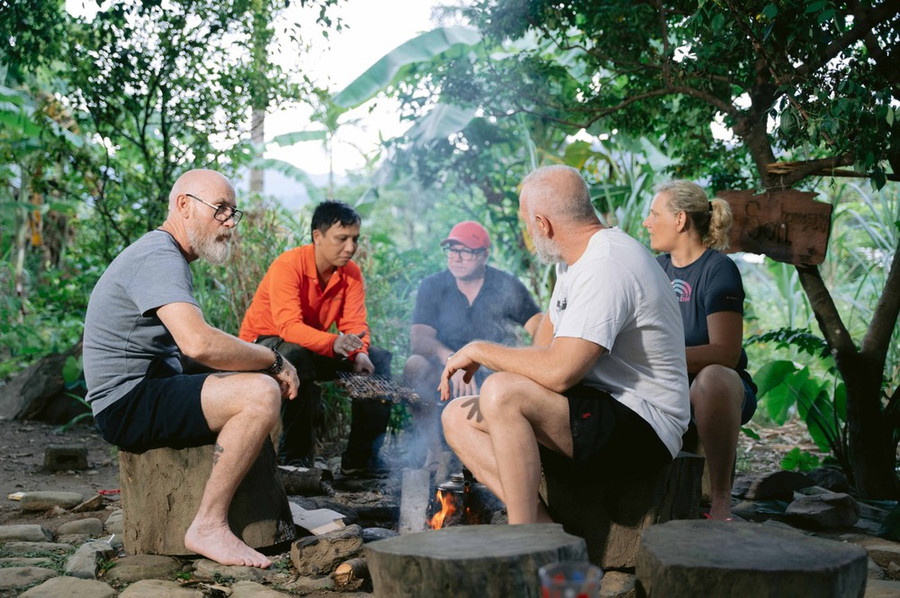 Du khách nước ngoài tham quan bản Rum Ho, Lệ Thủy, Quảng Bình. Ảnh: MINH PHONG Du khách nước ngoài tham quan bản Rum Ho, Lệ Thủy, Quảng Bình. Ảnh: MINH PHONG