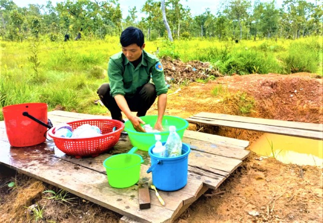 Điều kiện sống khá khó khăn của người giữ rừng