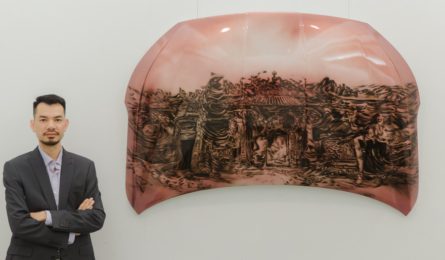 Giải thưởng cao nhất đã thuộc về nghệ sĩ Trịnh Minh Tiến với tác phẩm Thủy phủ, mức thưởng cao nhất trị giá 500 triệu đồng. Thủy phủ (trái) là hình ảnh của Nhà thờ lớn Hà Nội trong mưa in bóng trên kính ôtô, được người nghệ sĩ tái hiện trên nắp capô. Anh có hơn chục năm theo đuổi phong cách vẽ bằng súng phun sơn trên vỏ xe ô tô. “Cuộc thi đã mang lại giá trị không chỉ từ góc độ cộng đồng mà còn nuôi dưỡng các tài năng nghệ thuật tiềm năng, tạo động lực giúp nghệ sĩ phát triển nghề nghiệp và tỏa sáng”, nghệ sĩ Trịnh Minh Tiến chia sẻ