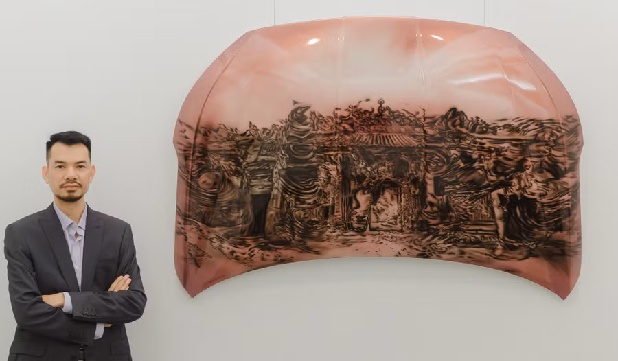 Giải thưởng cao nhất đã thuộc về nghệ sĩ Trịnh Minh Tiến với tác phẩm Thủy phủ, mức thưởng cao nhất trị giá 500 triệu đồng. Thủy phủ (trái) là hình ảnh của Nhà thờ lớn Hà Nội trong mưa in bóng trên kính ôtô, được người nghệ sĩ tái hiện trên nắp capô. Anh có hơn chục năm theo đuổi phong cách vẽ bằng súng phun sơn trên vỏ xe ô tô. “Cuộc thi đã mang lại giá trị không chỉ từ góc độ cộng đồng mà còn nuôi dưỡng các tài năng nghệ thuật tiềm năng, tạo động lực giúp nghệ sĩ phát triển nghề nghiệp và tỏa sáng”, nghệ sĩ Trịnh Minh Tiến chia sẻ Giải thưởng cao nhất đã thuộc về nghệ sĩ Trịnh Minh Tiến với tác phẩm Thủy phủ, mức thưởng cao nhất trị giá 500 triệu đồng. Thủy phủ (trái) là hình ảnh của Nhà thờ lớn Hà Nội trong mưa in bóng trên kính ôtô, được người nghệ sĩ tái hiện trên nắp capô. Anh có hơn chục năm theo đuổi phong cách vẽ bằng súng phun sơn trên vỏ xe ô tô. “Cuộc thi đã mang lại giá trị không chỉ từ góc độ cộng đồng mà còn nuôi dưỡng các tài năng nghệ thuật tiềm năng, tạo động lực giúp nghệ sĩ phát triển nghề nghiệp và tỏa sáng”, nghệ sĩ Trịnh Minh Tiến chia sẻ