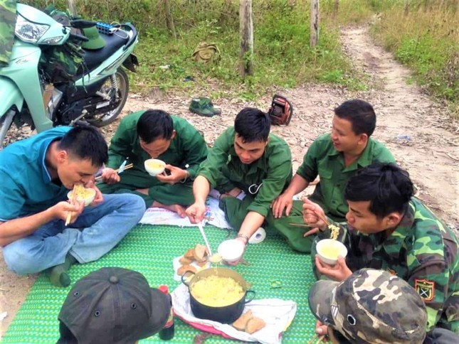 Một bữa ăn tuần tra của lực lượng giữ rừng