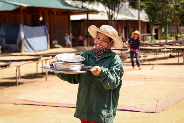 Những phụ nữ bưng thức ăn tới để nuôi chung khách.