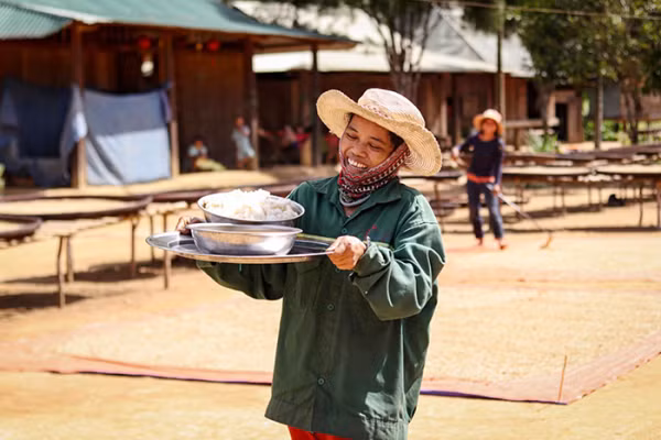 Những phụ nữ bưng thức ăn tới để nuôi chung khách.