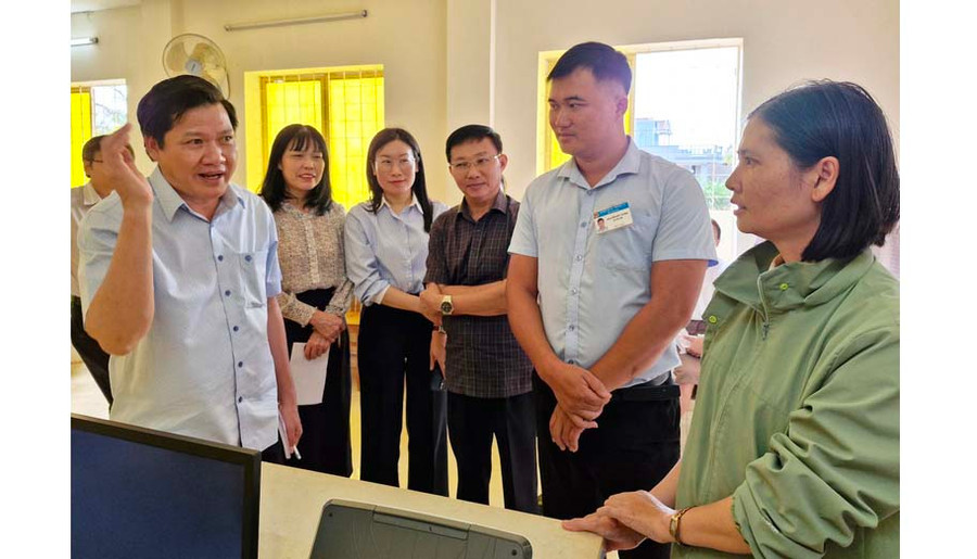 Đoàn giám sát kiểm tra công tác cải cách hành chính tại xã Ia Blang. Ảnh: Vĩnh Hoàng Đoàn giám sát kiểm tra công tác cải cách hành chính tại xã Ia Blang. Ảnh: Vĩnh Hoàng